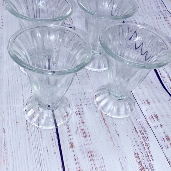 Set of 4 glass vintage sherbet/fruit parfait cups - Picture 2 of 5